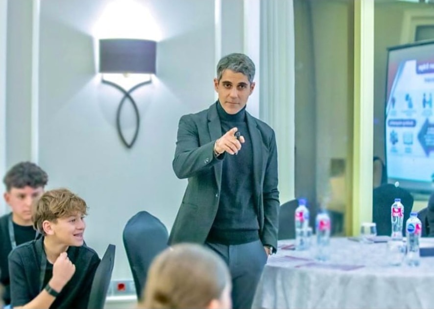 Hamada Zahawi leading a workshop